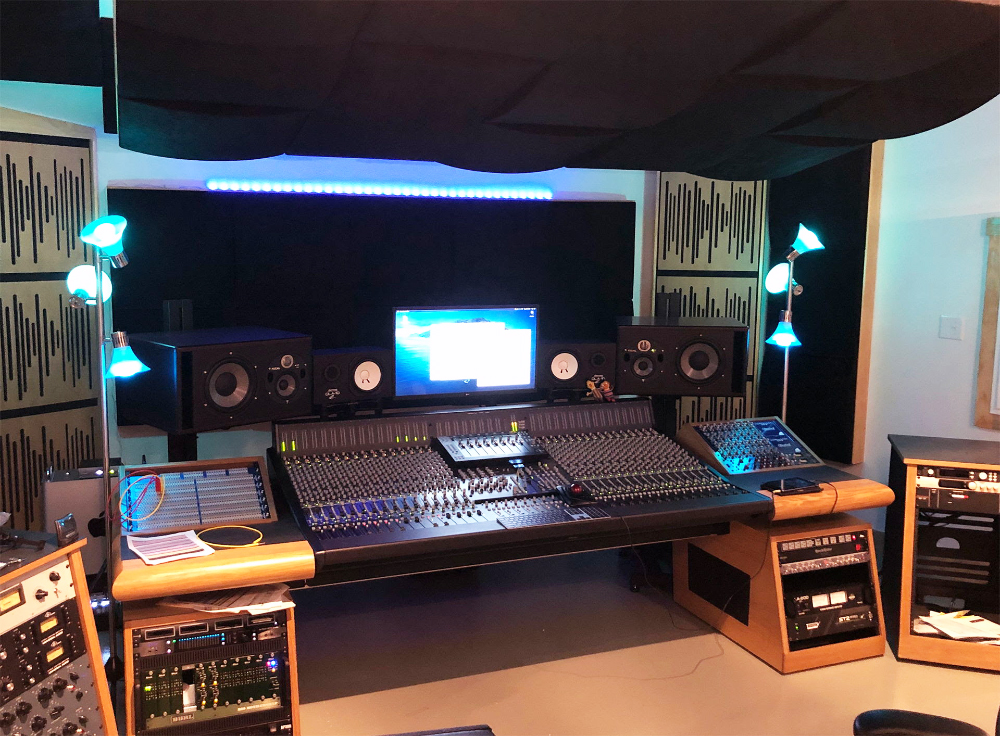 Session Musician's New Studio In Texas Centered Around Solid Stage ...